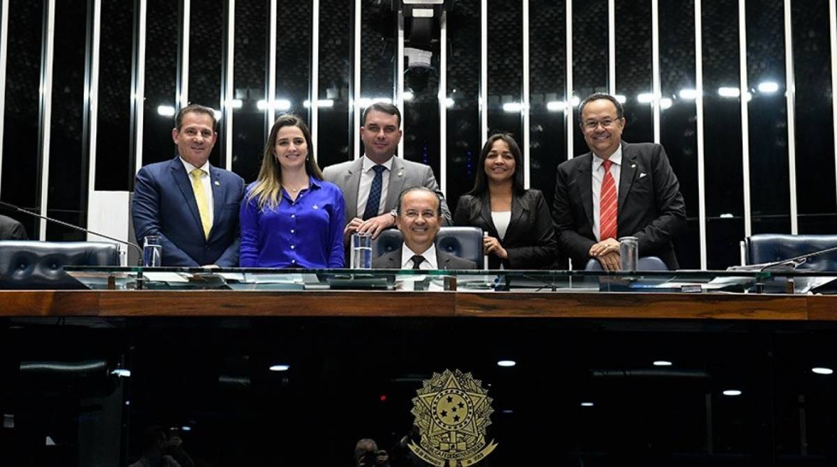 Parlamentares fazem foto comemorativa à aprovação do PL Complementar - Roque de Sá/ Agência Senado  