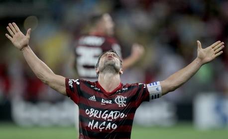 Diego sente dor muscular e não participa de treino do Flamengo no campo nesta sexta