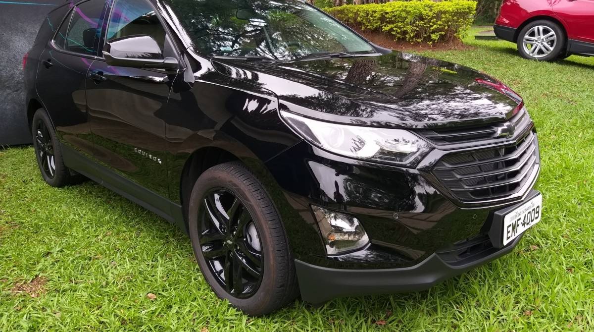 Versão tem logos e badges da marc com fundo preto. Até a gravatinha da GM, fica no tom escuro