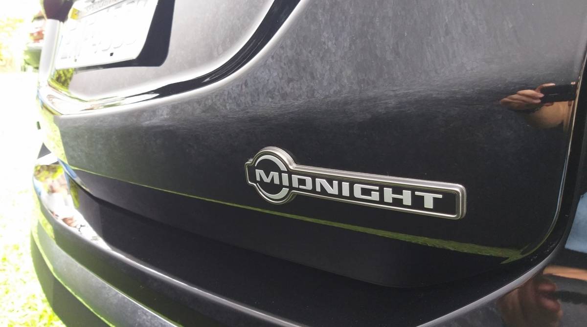 Equinox Midnight tem logo alusiva a versão na tampa do porta-malas