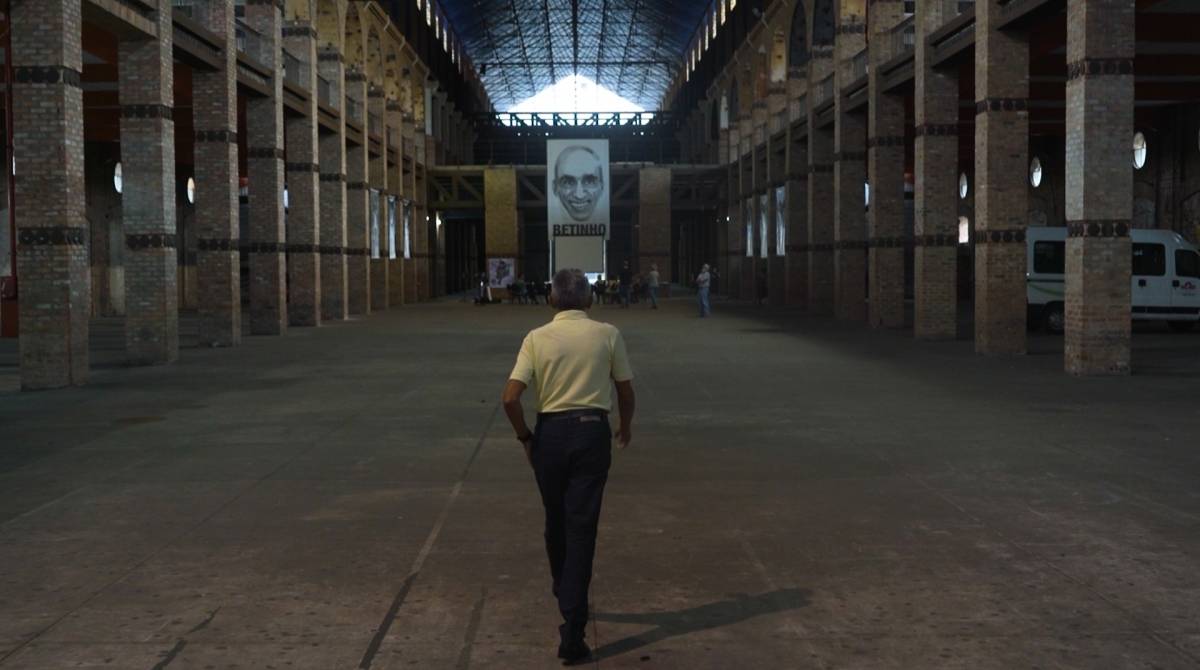 Victor Lopes, diretor do filme, no galpão da Ação da Cidadania - Divulgação