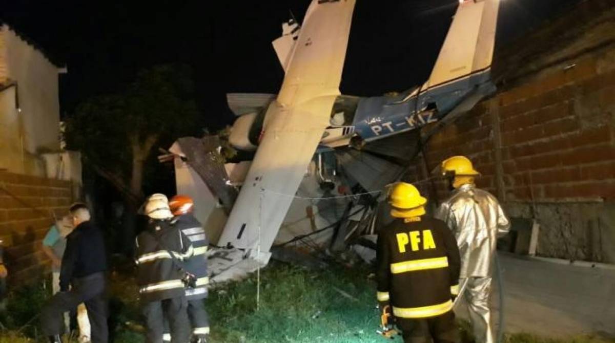 Avião cai sobre casa em Buenos Aires - Subsecretaria de Emergências de Buenos Aires / Divulgação