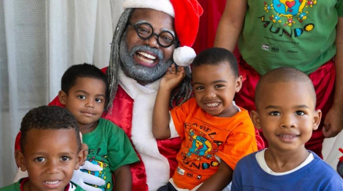 Favela Mundo promove festa de Natal para 600 crianças e adolescentes, com Papai Noel negro

