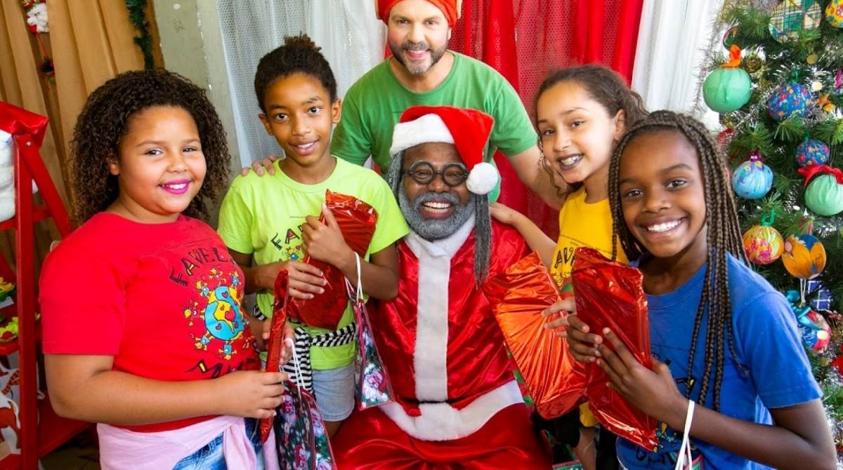 Favela Mundo promove festa de Natal para 600 crianças e adolescentes, com Papai Noel negro

