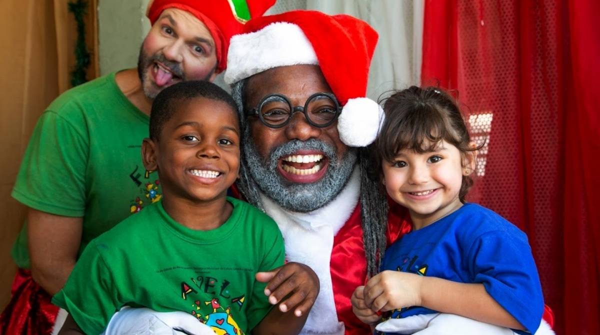 Favela Mundo promove festa de Natal para 600 crianças e adolescentes, com Papai Noel negro


