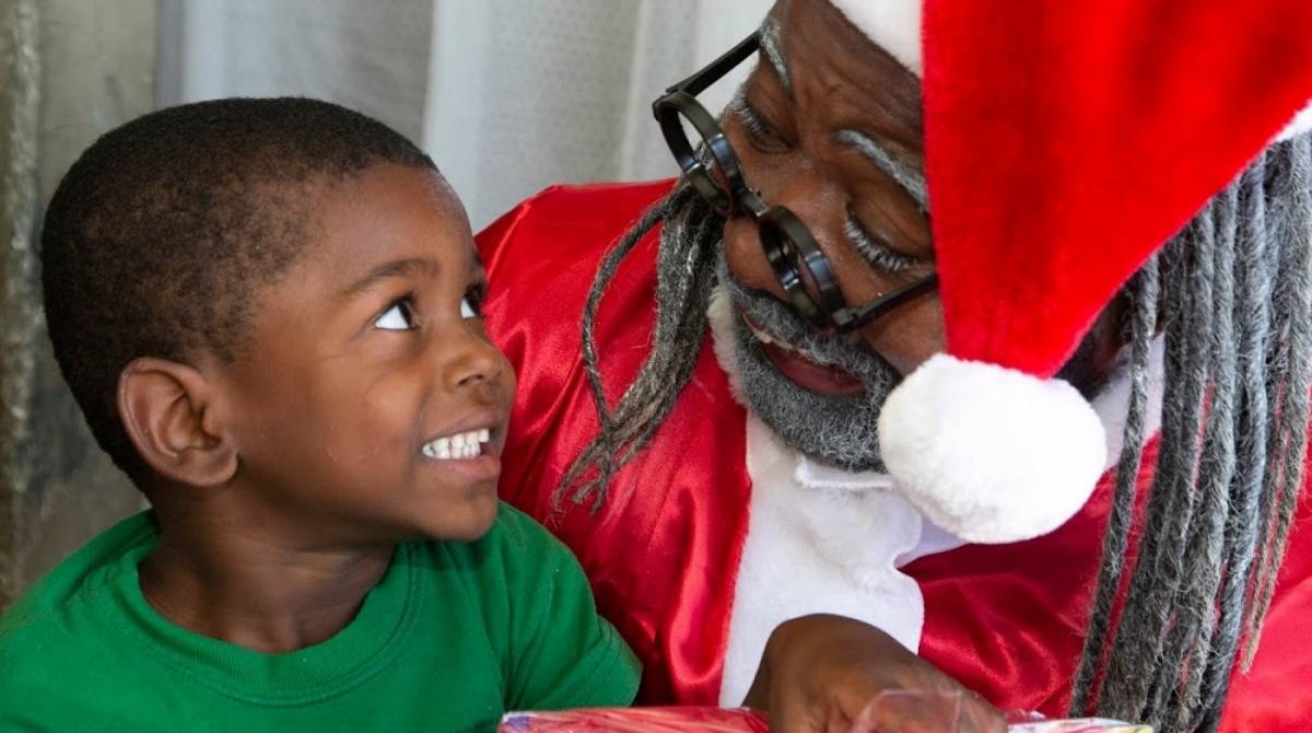 Favela Mundo promove festa de Natal para 600 crianças e adolescentes, com Papai Noel negro

