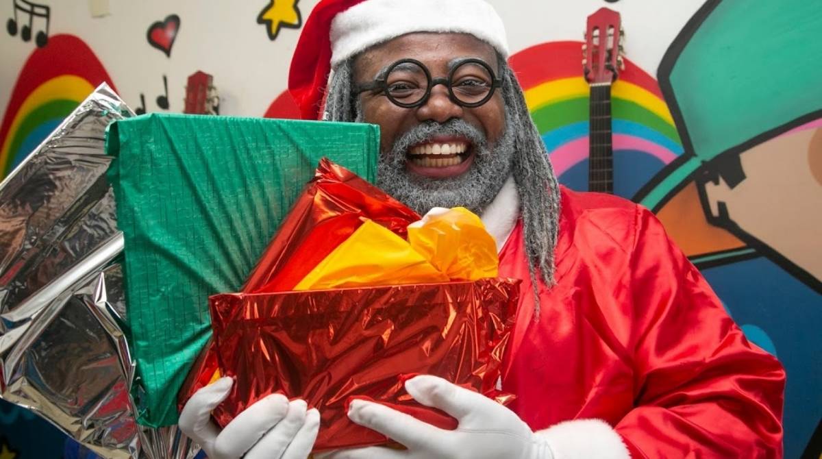 Favela Mundo promove festa de Natal para 600 crianças e adolescentes, com Papai Noel negro

