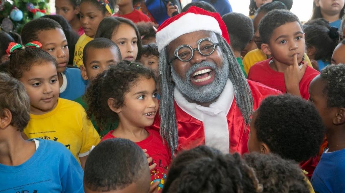 Favela Mundo promove festa de Natal para 600 crianças e adolescentes, com Papai Noel negro

 - CACAU FERNANDES/RJ-21-988387921