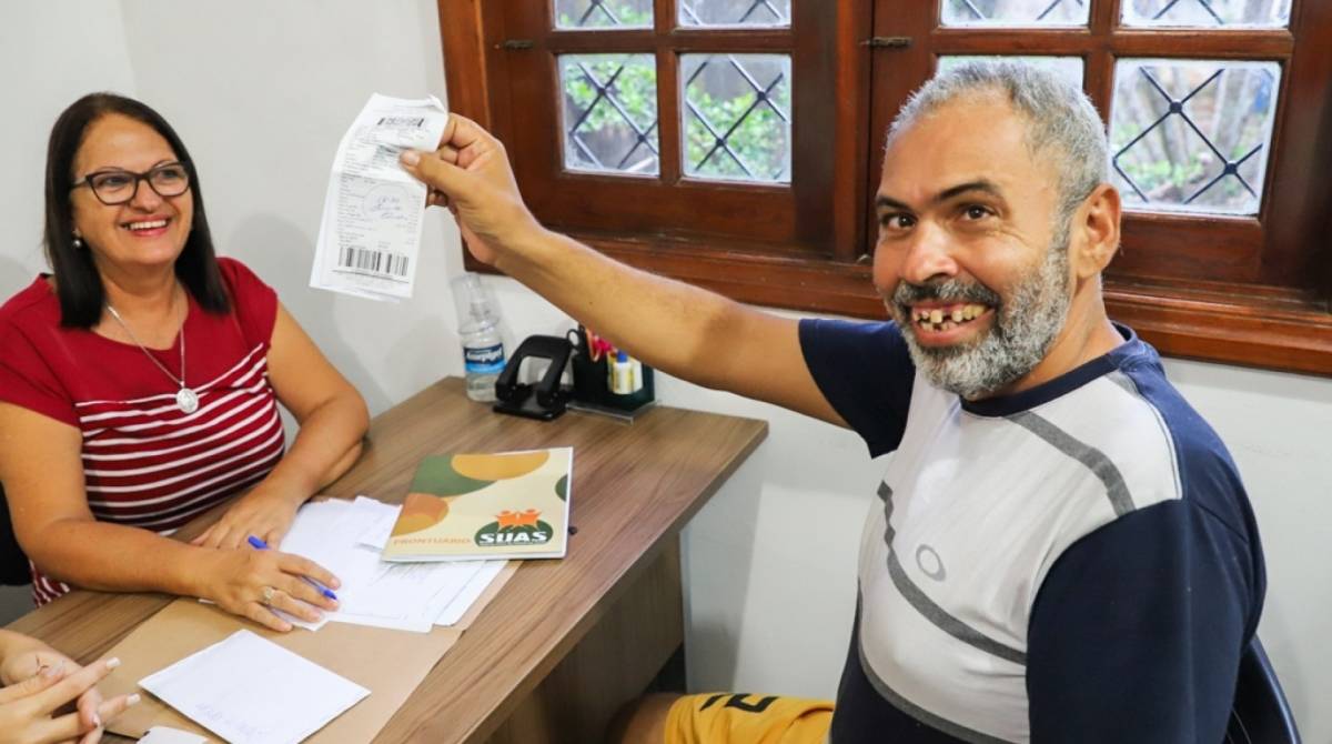 Ronaldo Sérgio Rodrigues, encontrado pelos profissionais da rede de atendimento social da prefeitura de Campos, mostra a passagem que o levará de volta para a família, em Campina Grande - Divulgação prefeitura de Campos