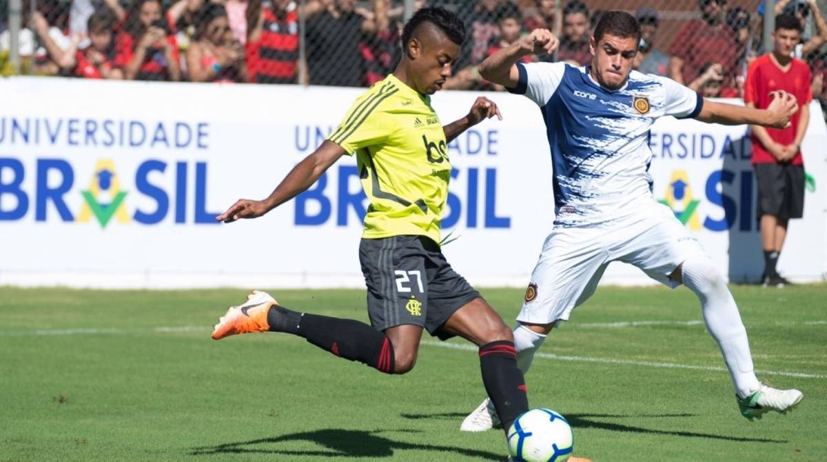 Bernardo em ação pelo Madureira em amistoso contra o Flamengo, na Gávea