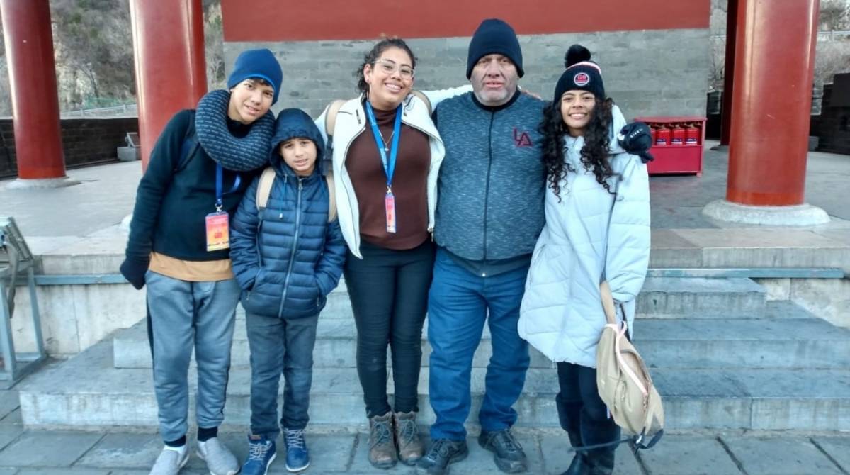 Da esquerda para a direita:Thales Sacramento (medalha de bronze), Bento Caetano (certificado de excelência), Júlia Alves dos Santos (medalha de bronze), Sérgio Sampaio (professor de matemática) e Giulie Anne de Alencar (certificado de excelência)