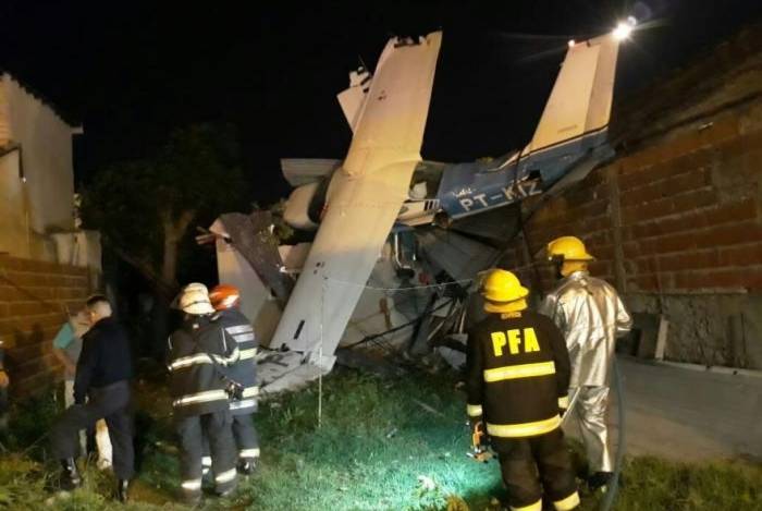 Avião cai sobre casa em Buenos Aires