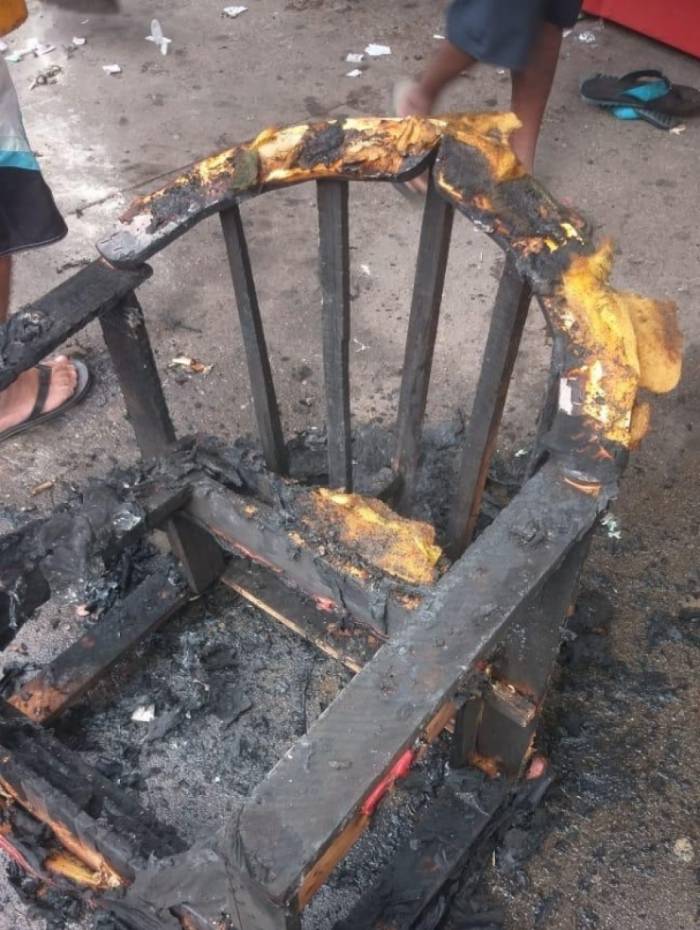 Cadeira onde vítima estava sentada ficou destruída após explosão