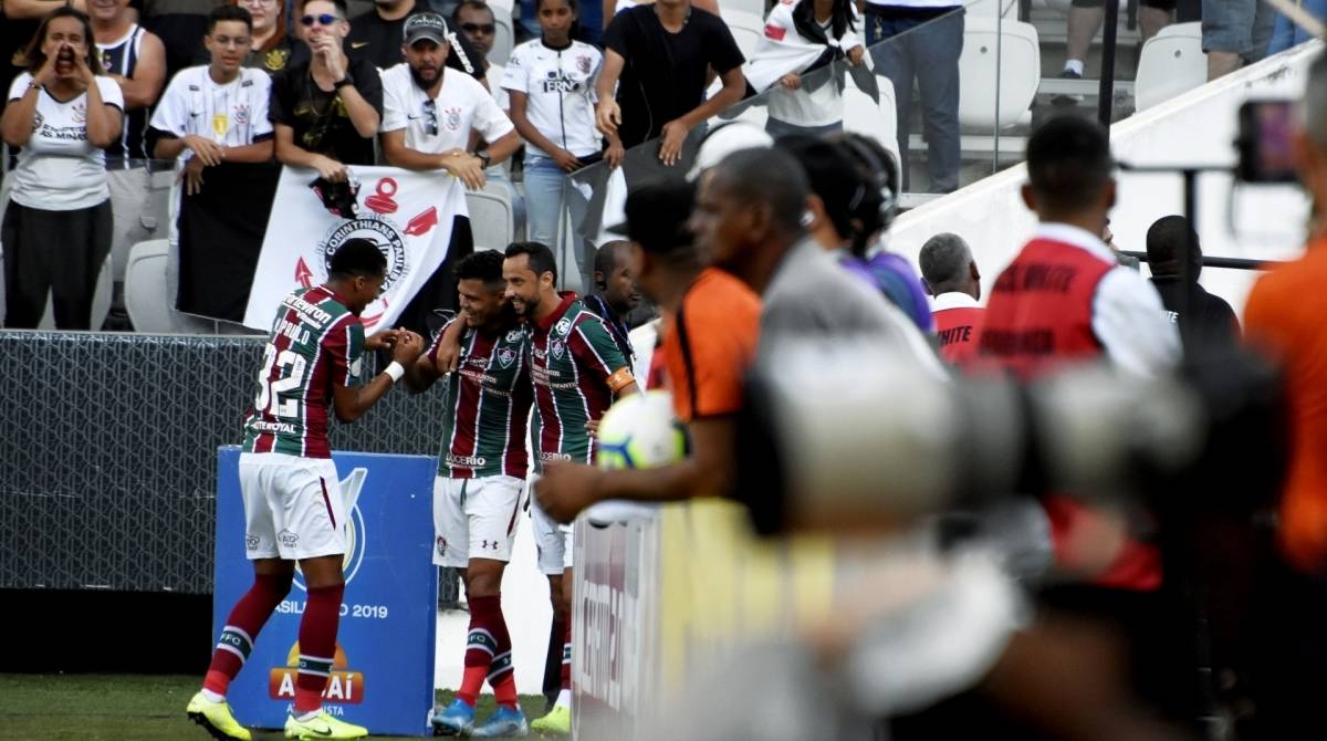 Evanilson comemora um de seus dois gols contra o Corinthians