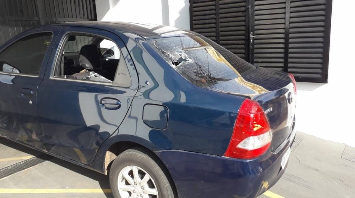 Na fuga, o automÃ³vel acabou sendo atingido por vÃ¡rias pedradas e golpes de marreta - Osvaldo NÃ³brega/TV Morena