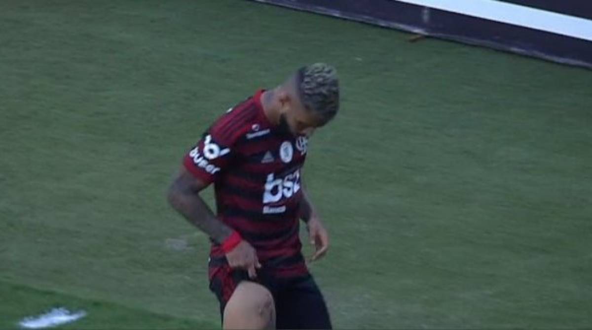 Gabigol mostra tatuagem para a torcida do Santos - Reprodução