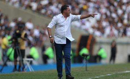 Livre no mercado, Luxa nega procura do Botafogo, mas revela contato com o Cruzeiro