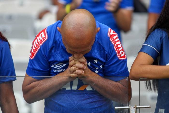 Torcedor se desespera com a queda do Cruzeiro