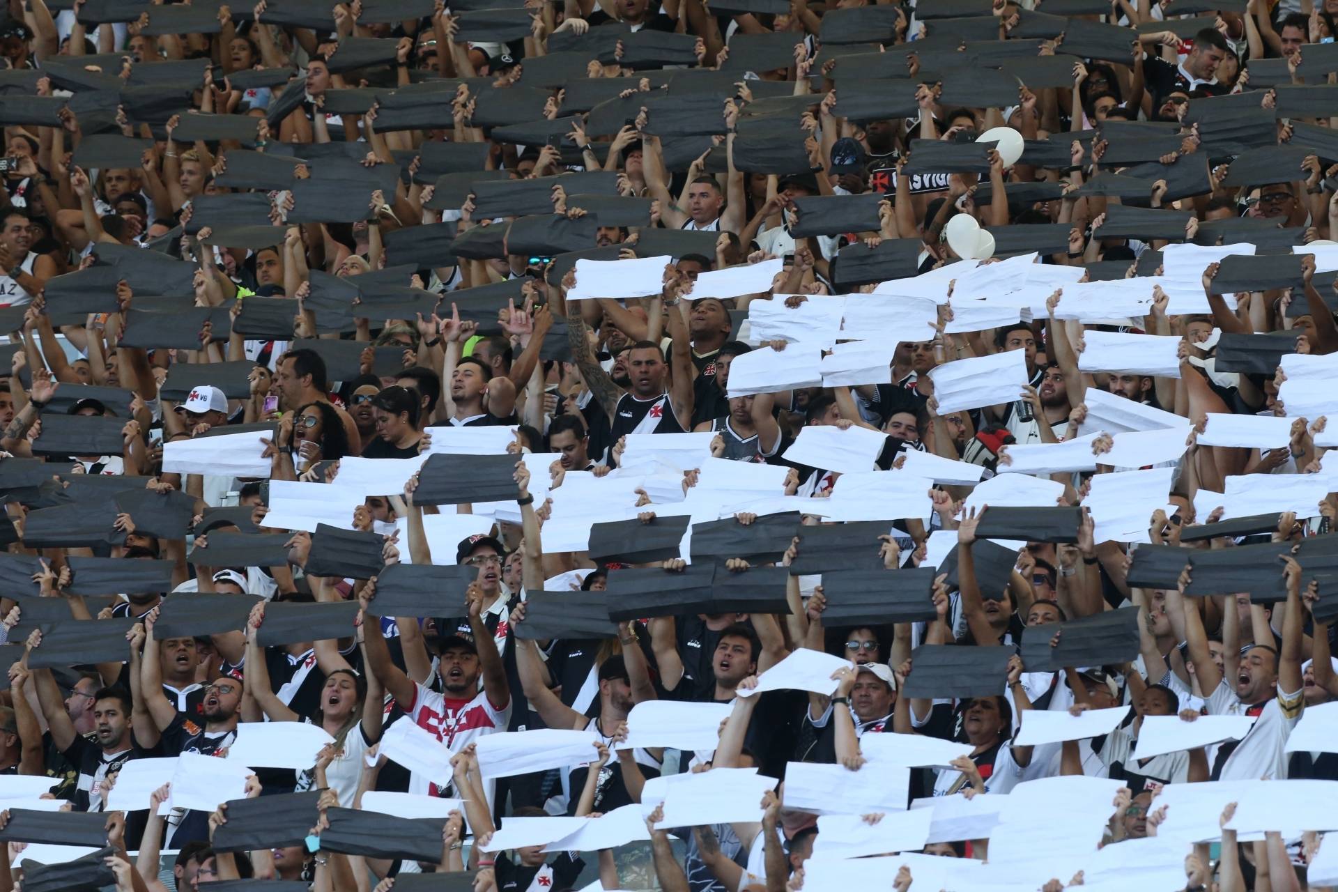 Torcida lota Maracanã, mas Vasco dá bobeira no fim e só ...