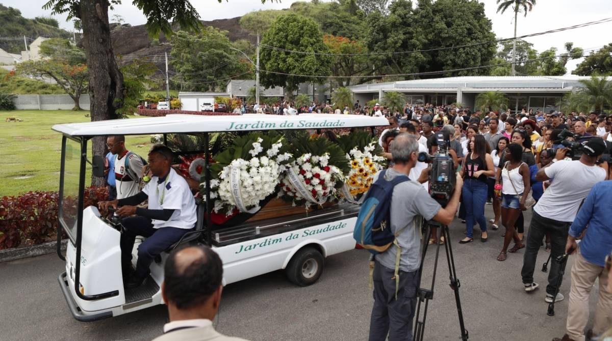 Enterro dos cinco jovens mortos em acidente foi sob forte emoção - Gilvan de Souza / Agencia O Dia