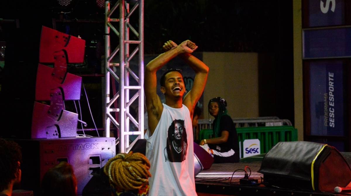 O estudante Da Costa, de 17 anos, venceu a batalha de poesia do Sesc RJ abordando racismo e opressão da população negra - Edson Taciano