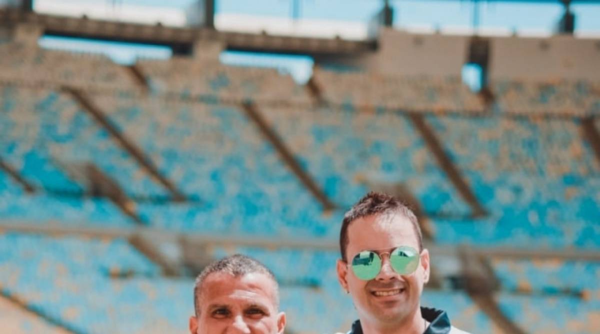 Juninho, novo vocalista do Imaginasamba, se encontrou com Eri Johnson na festa que o Vasco - Jackson Martins/Mallupy Entretenimento