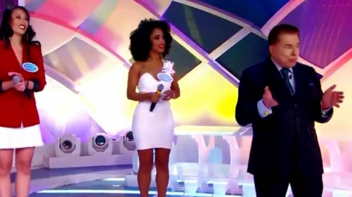 Silvio Santos não gosta de resultado do público e entrega prêmio para participante branca