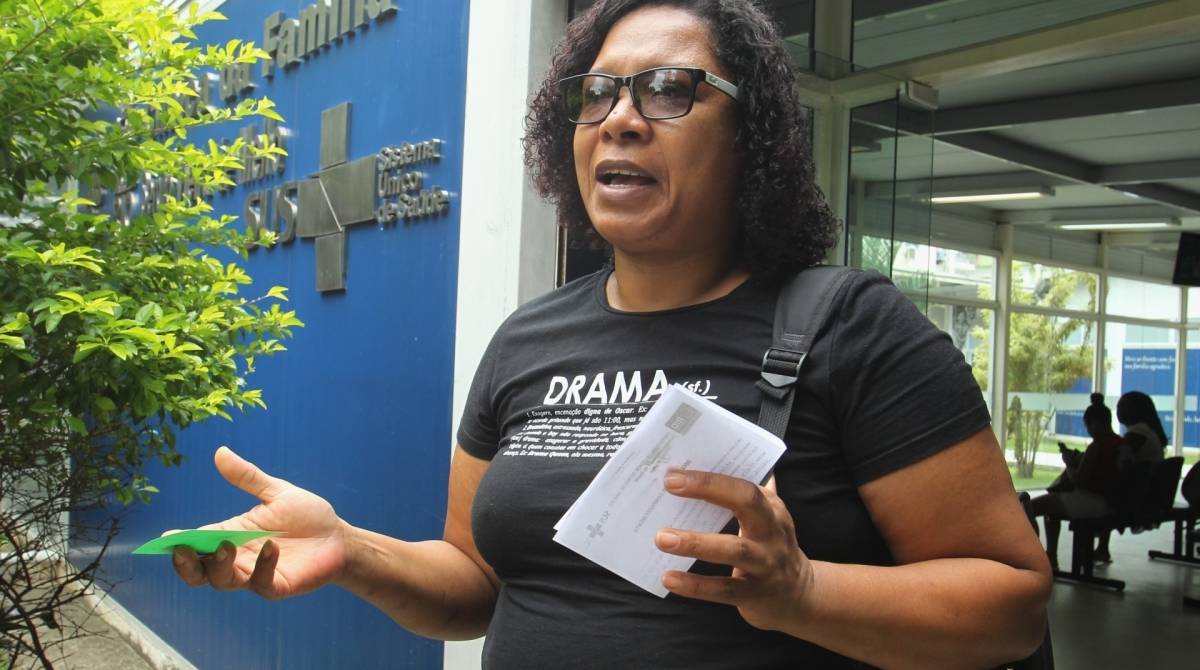 A cozinheira Graciane da Silva tentou ontem, pela terceira vez, sem sucesso, pegar resultado de exames - Estefan Radovicz / Agencia O Dia