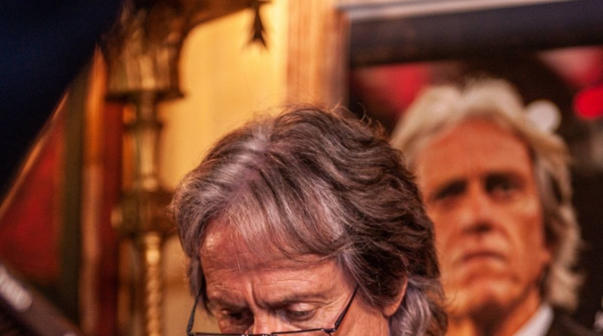 O técnico Jorge Jesus autografa um exemplar da sua biografia no consulado português, em Botafogo - ALLAN CARVALHO/ESTADÃO CONTEÚDO