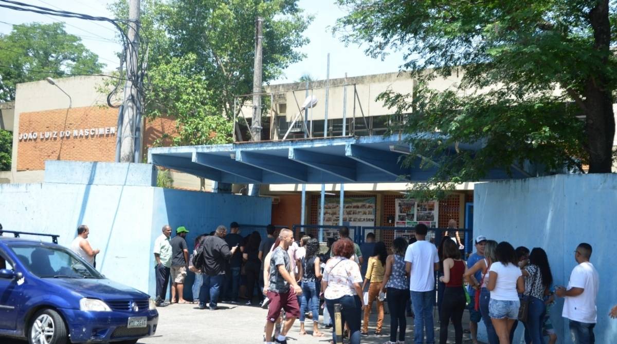 A entrada da Escola T&eacute;cnica Estadual Jo&atilde;o Luiz do Nascimento ficou cheia