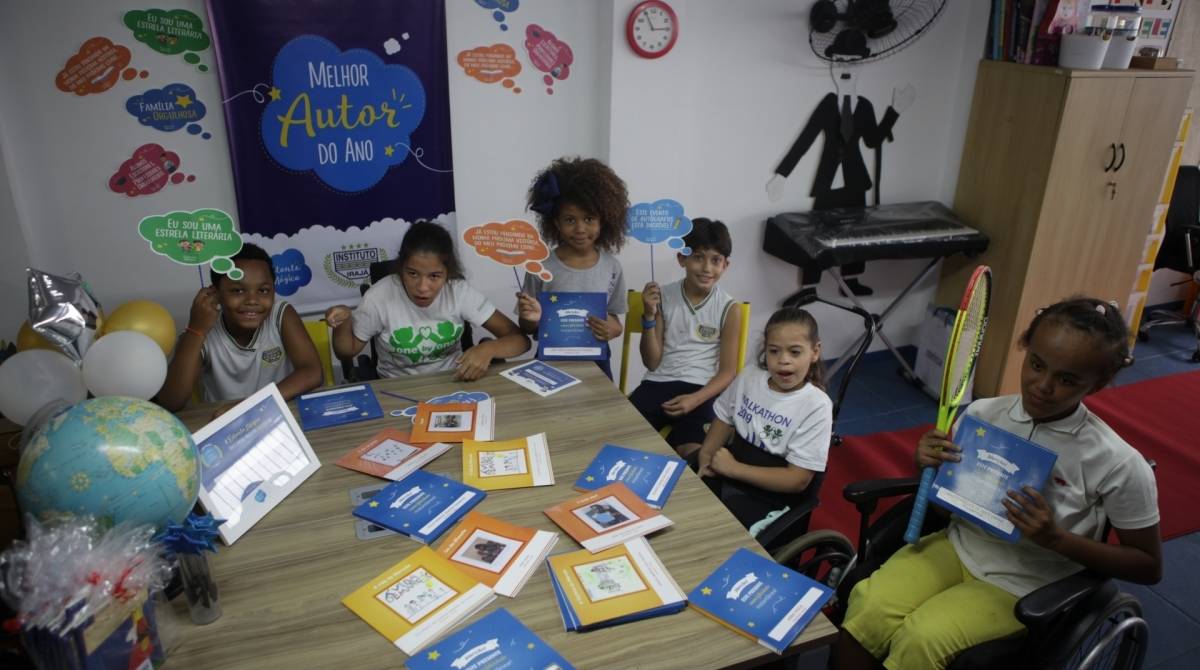 Projeto Estante M&aacute;gica: criancas cadeirantes escrevem seus primeiros livros. Na foto: Thaina, Thainny, Lara, Graziele,Joao Vitor, Gabriel Sales Foto: Ricardo Cassiano - Ricardo Cassiano