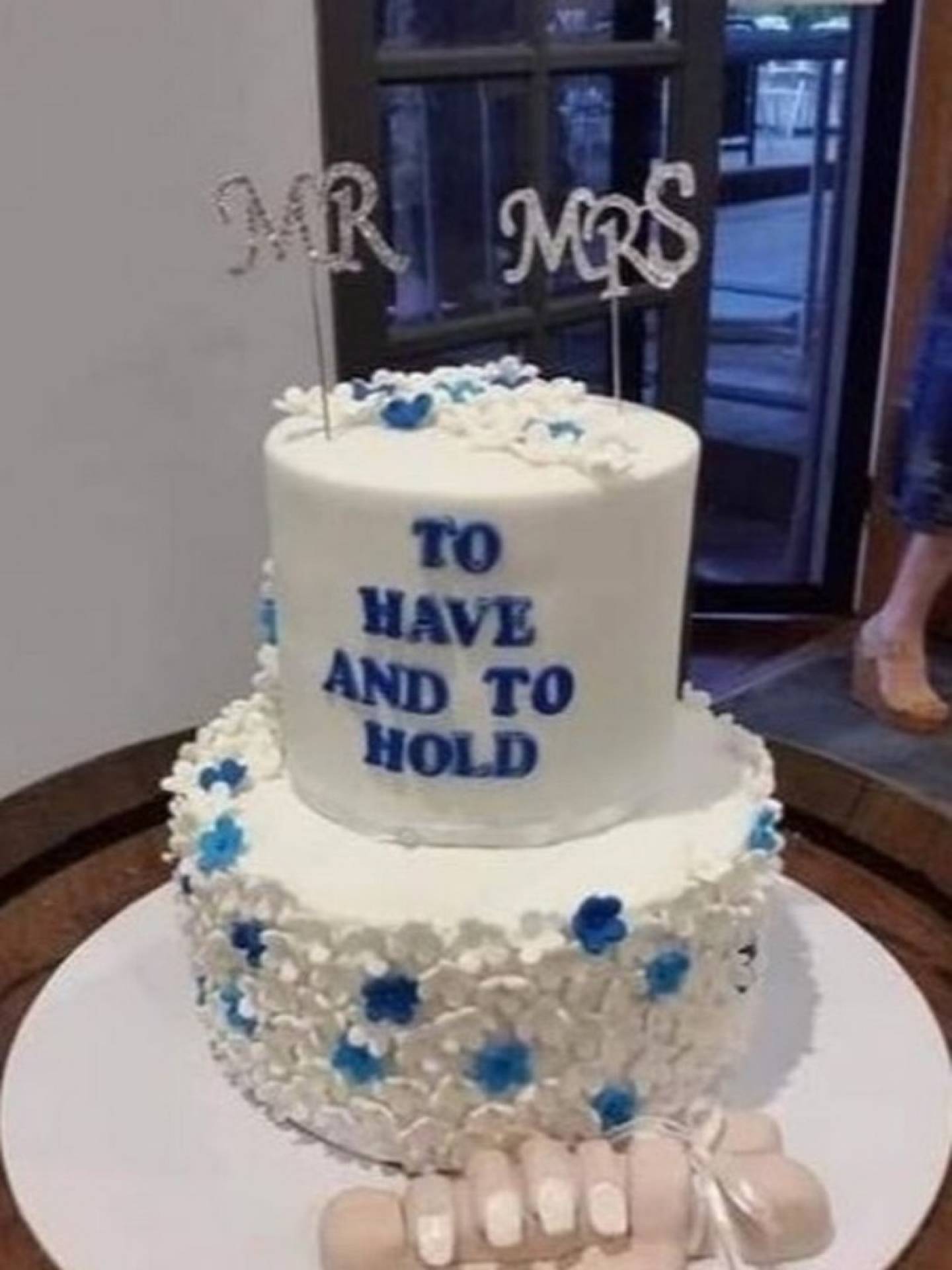 O detalhe na base do bolo de casamento deixou os internautas chocados - Reprodução