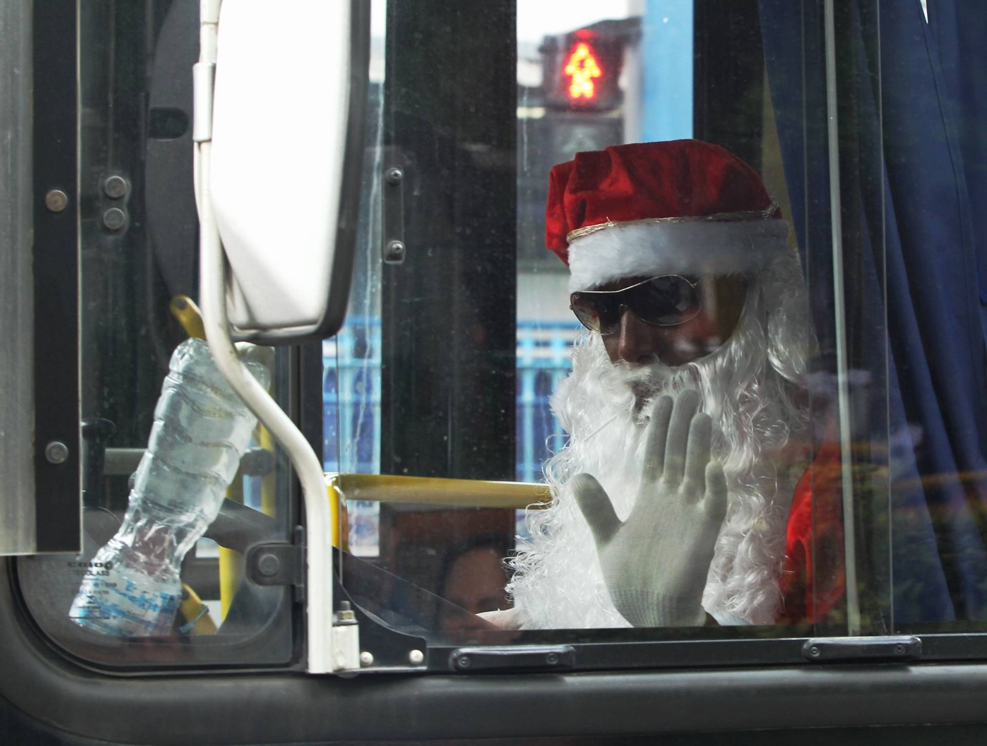 Motorista de ônibus se veste de Papai Noel para distribuir doces