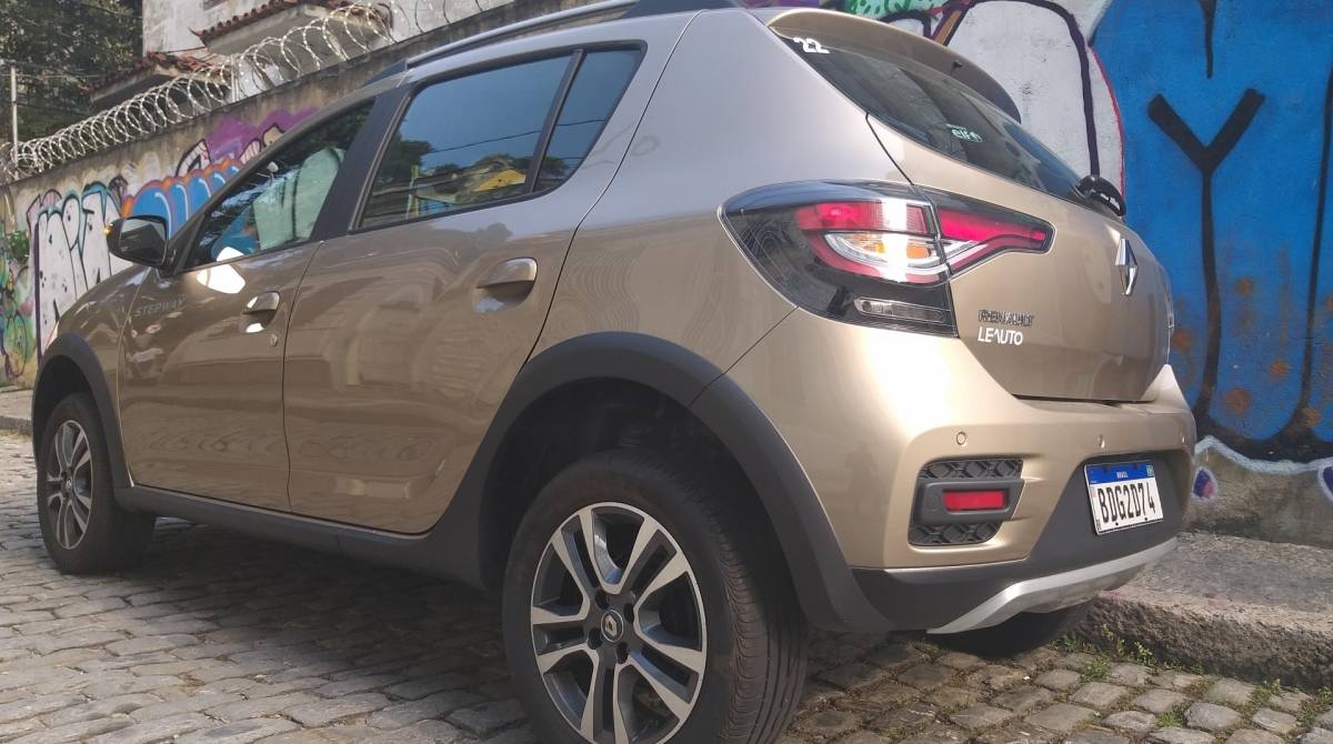 A lanterna traseira da Stepway tem acabamento escurecido 