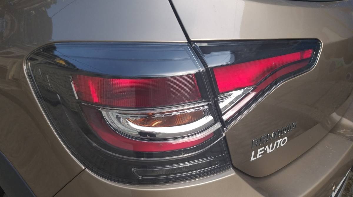 A lanterna traseira da Stepway tem acabamento escurecido 