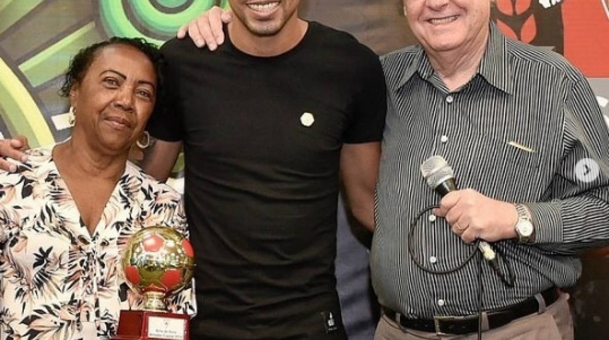 Irmão de Bruno Henrique leva bola de ouro em BH - Reprodução