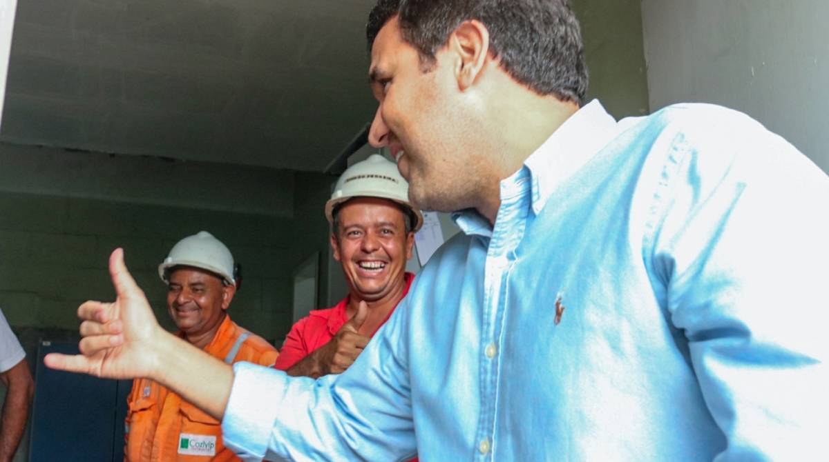O prefeito Rafael Diniz cumprimenta trabalhadores da Cozivip Hotelaria, em Campos