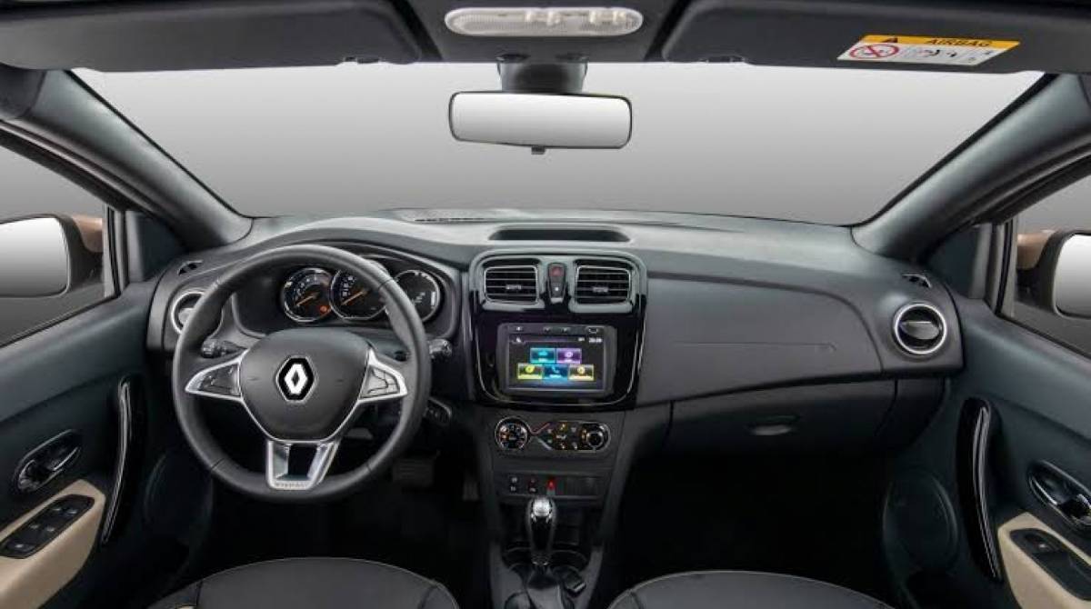 O modelo tem interior com detalhes em bege nos bancos e nos apoios de braço das portas