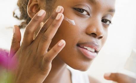 Dermatologista revela vantagens de remover a make completamente