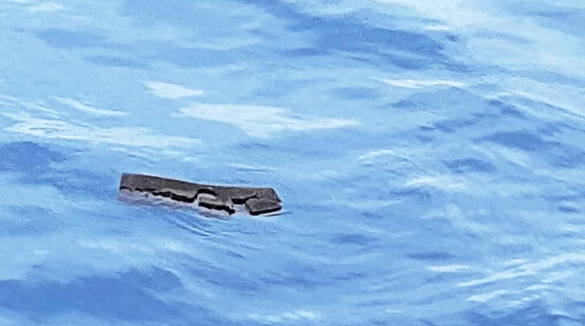 Foto divulgada pela Força Aérea Chilena mostra parte de um tanque de combustíveldo avião da Força Aérea Chilena que desapareceu com 38 pessoas a bordo - AFP photo/ Chilean air force