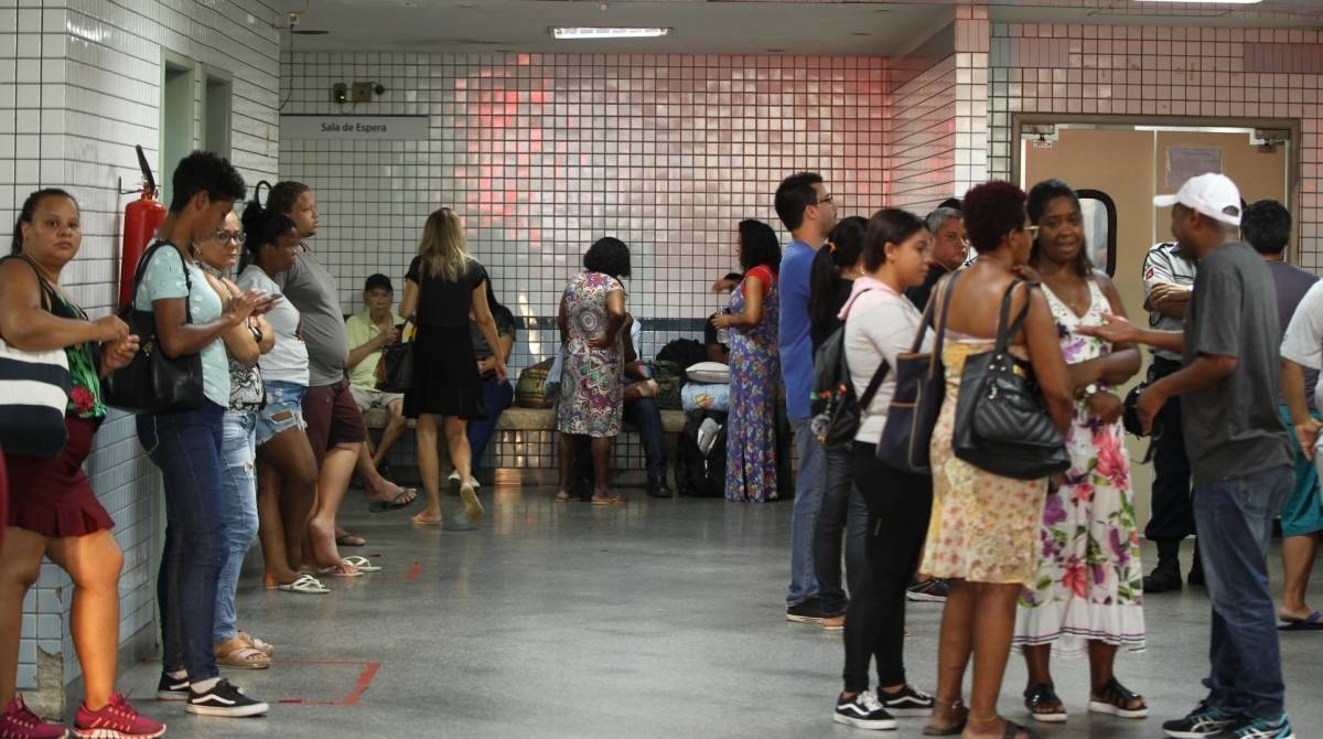 No Hospital Salgado Filho, no Méier, havia 51 pacientes à espera de atendimento na sala de emergência, ontem   - Estefan Radovicz 