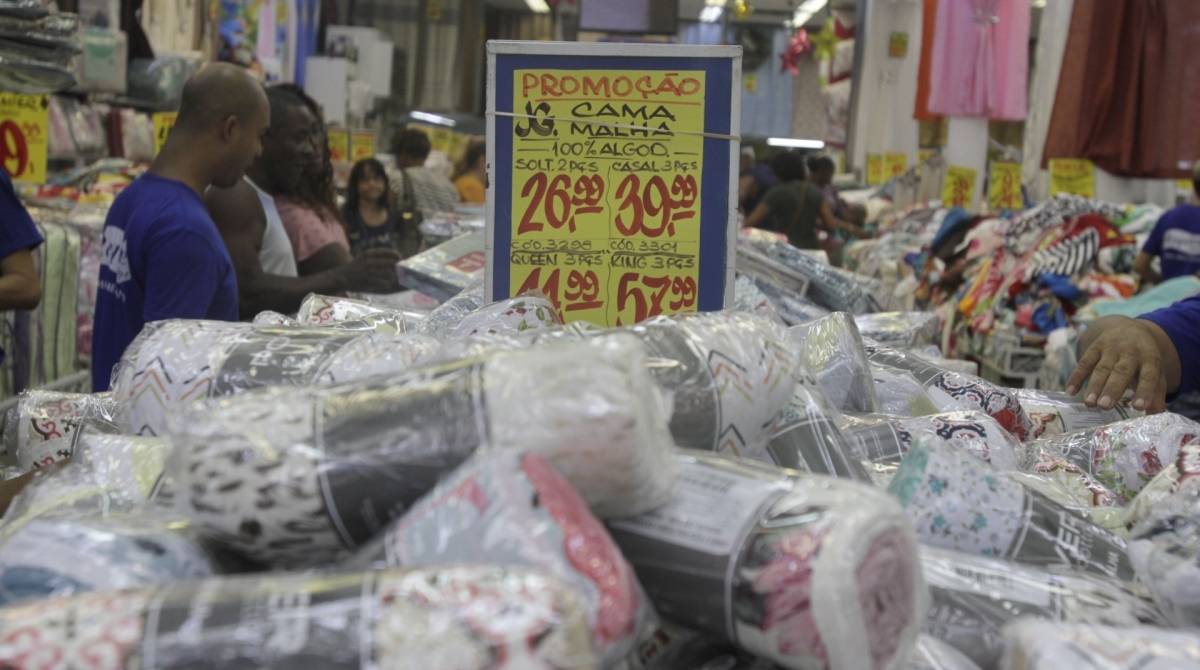 Rio,11/12/2019 - NOVA IGUAÃU- Comercial, Loja Requinte Magazine. Na foto, clientes fazendo compras .Foto: Cleber Mendes/AgÃªncia O Dia