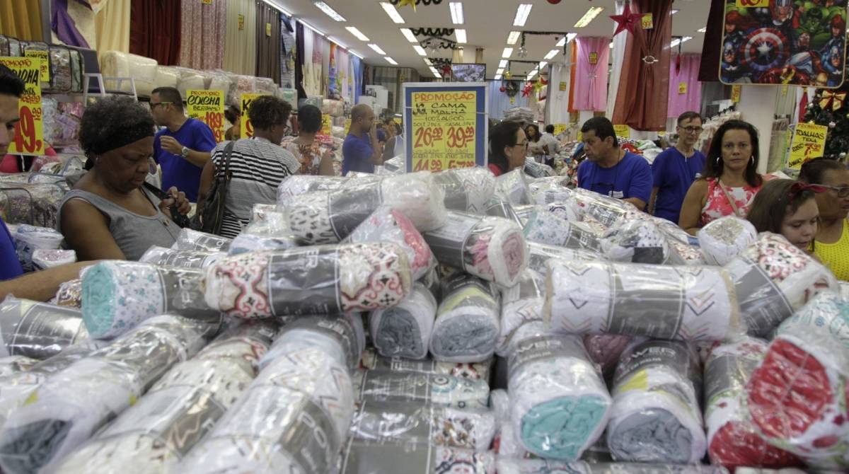 Rio,11/12/2019 - NOVA IGUAÃU- Comercial, Loja Requinte Magazine. Na foto, clientes fazendo compras .Foto: Cleber Mendes/AgÃªncia O Dia