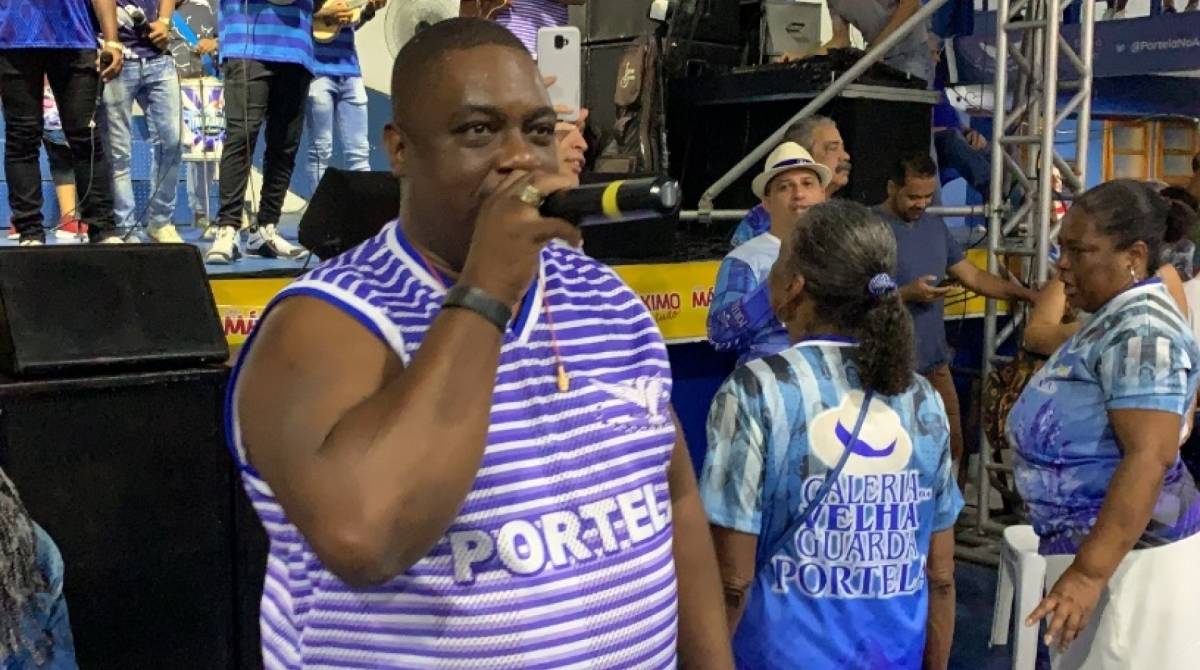 Gilsinho comanda o carro de som da Portela