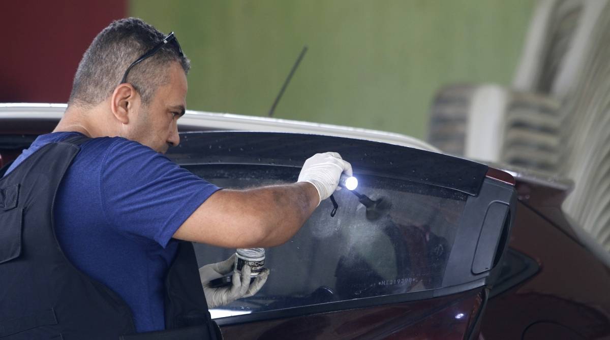 Per&iacute;cia papilosc&oacute;pica foi realizada na tentativa de encontrar marcas de digitais no carro do vereador - Reginaldo Pimenta/Ag&ecirc;ncia O Dia