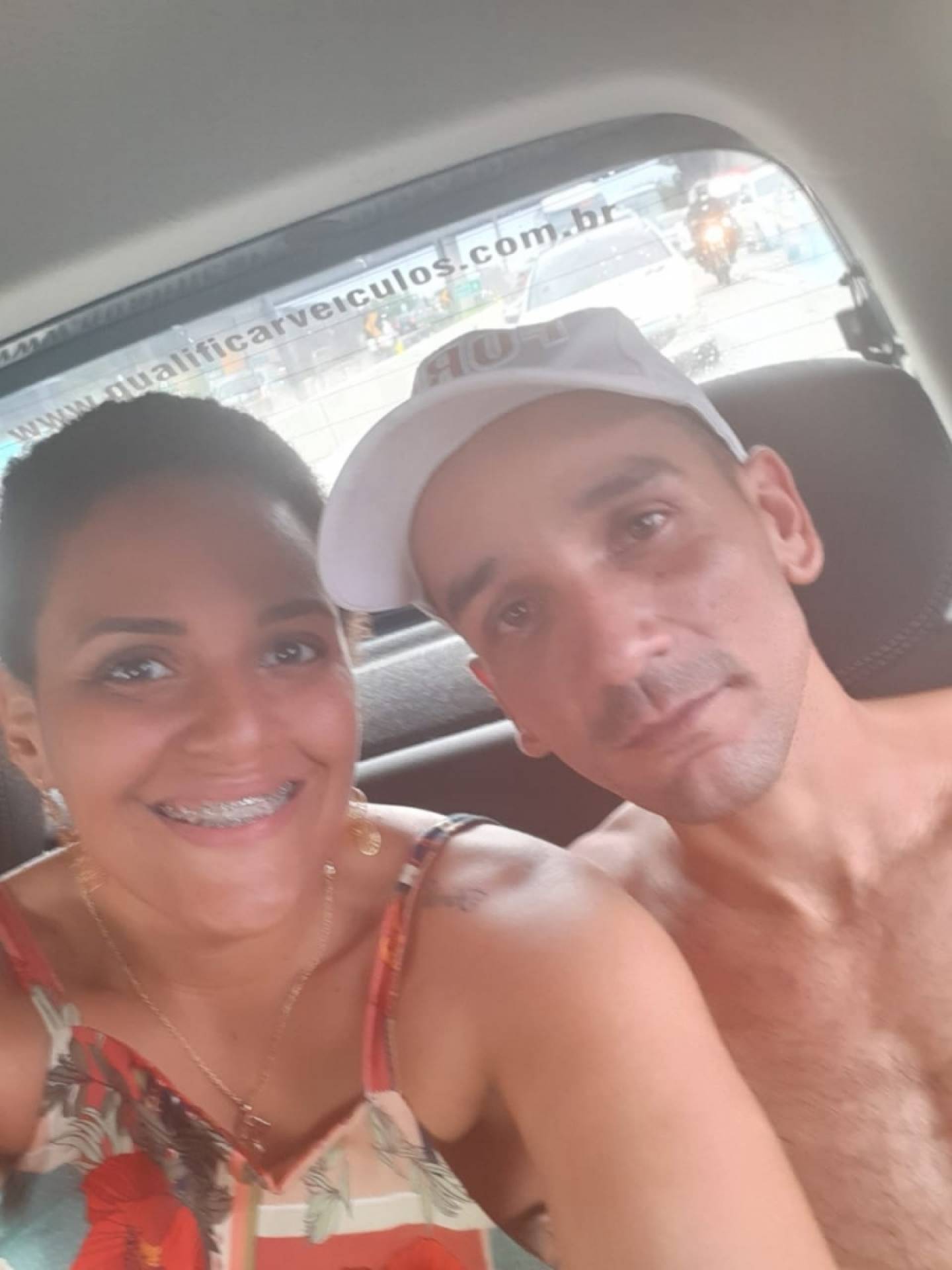 O pedreiro Vitor Martins, logo após a soltura, com a esposa Caroline - Arquivo Pessoal