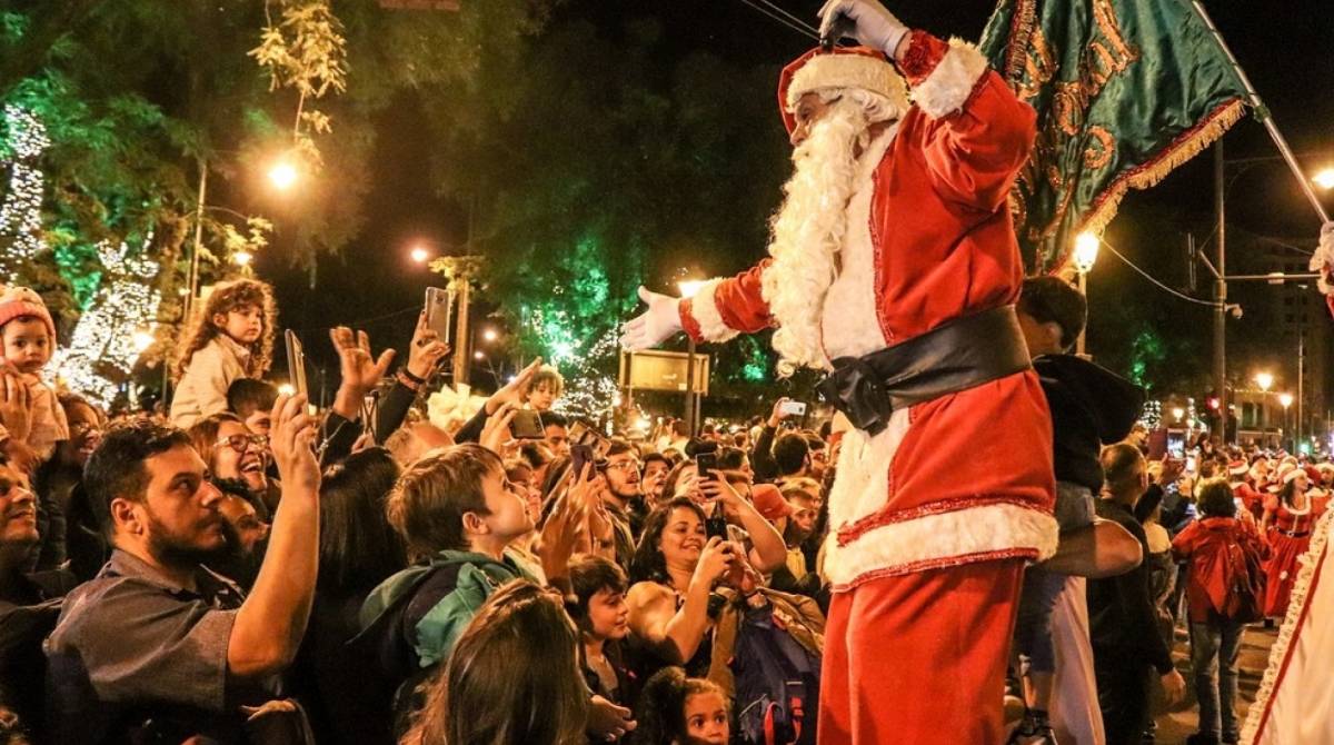 O desfile de amanhã na Rua do Imperador é o ponto mais esperado da festa - Divulgação/Prefeitura de Petrópolis