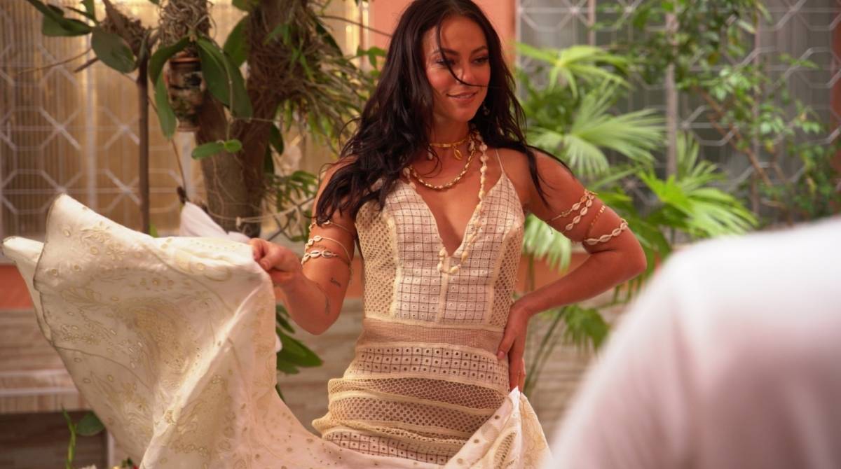 Paolla Oliveira participa de clipe da Grande Rio