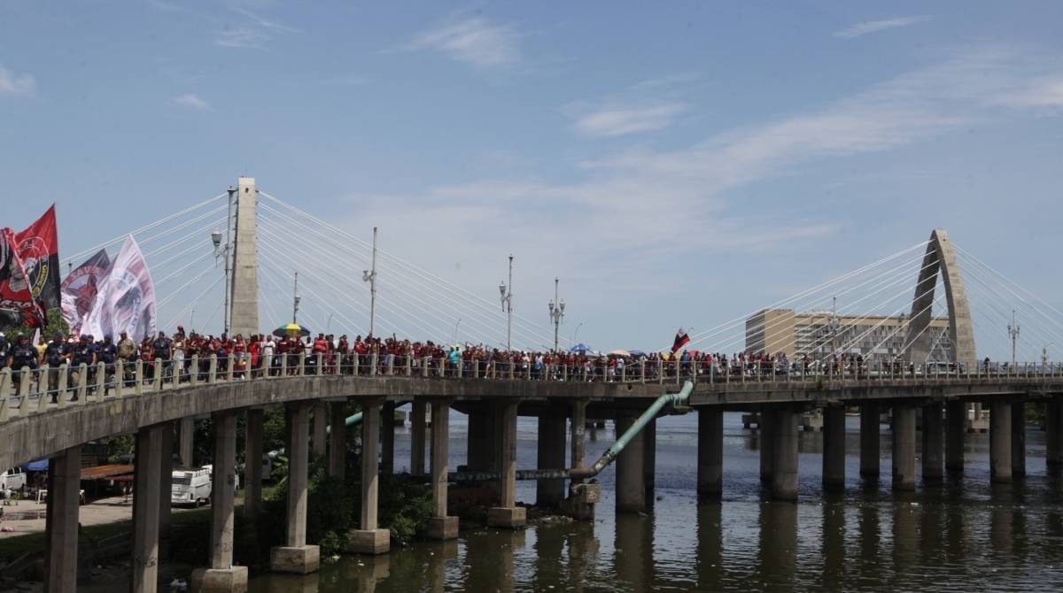 Torcedores do Flamengo acompanham delega&ccedil;&atilde;o do Rubro-negro
