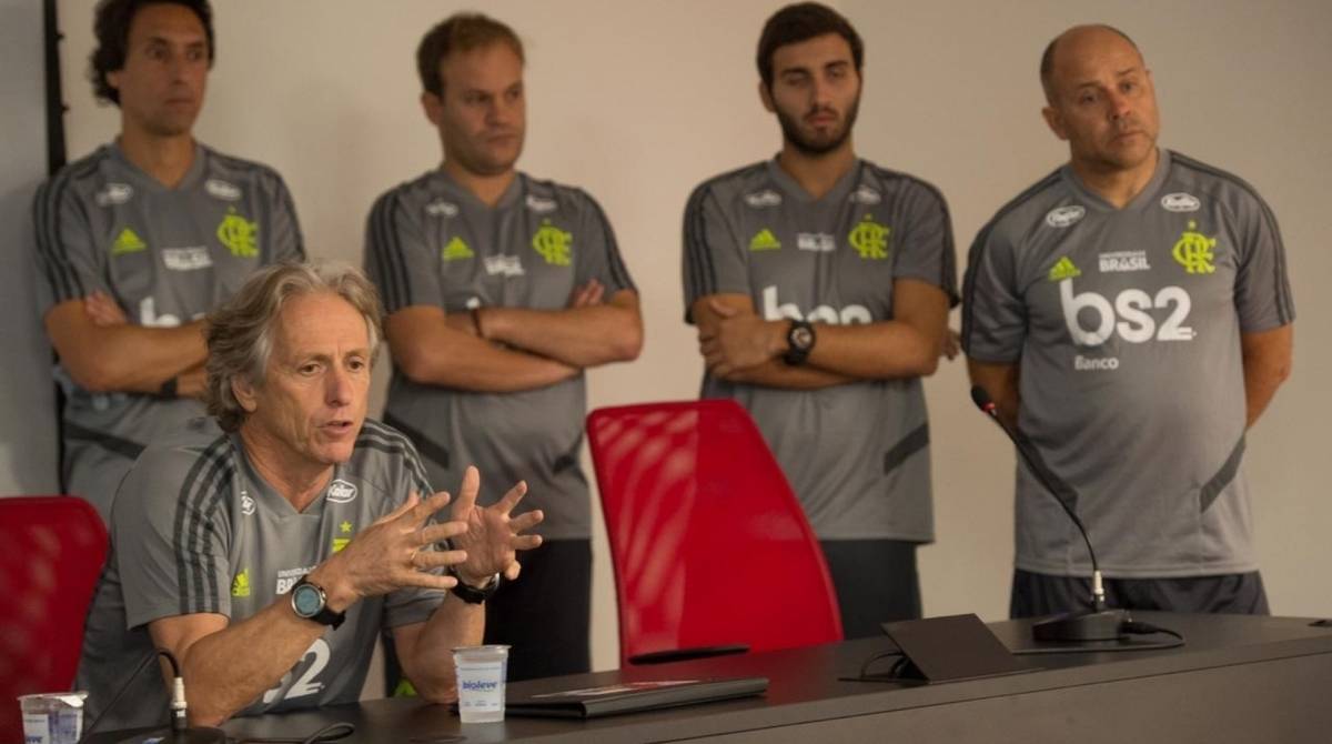 Jorge Jesus e sua comissão durante conversa com o elenco do Flamengo